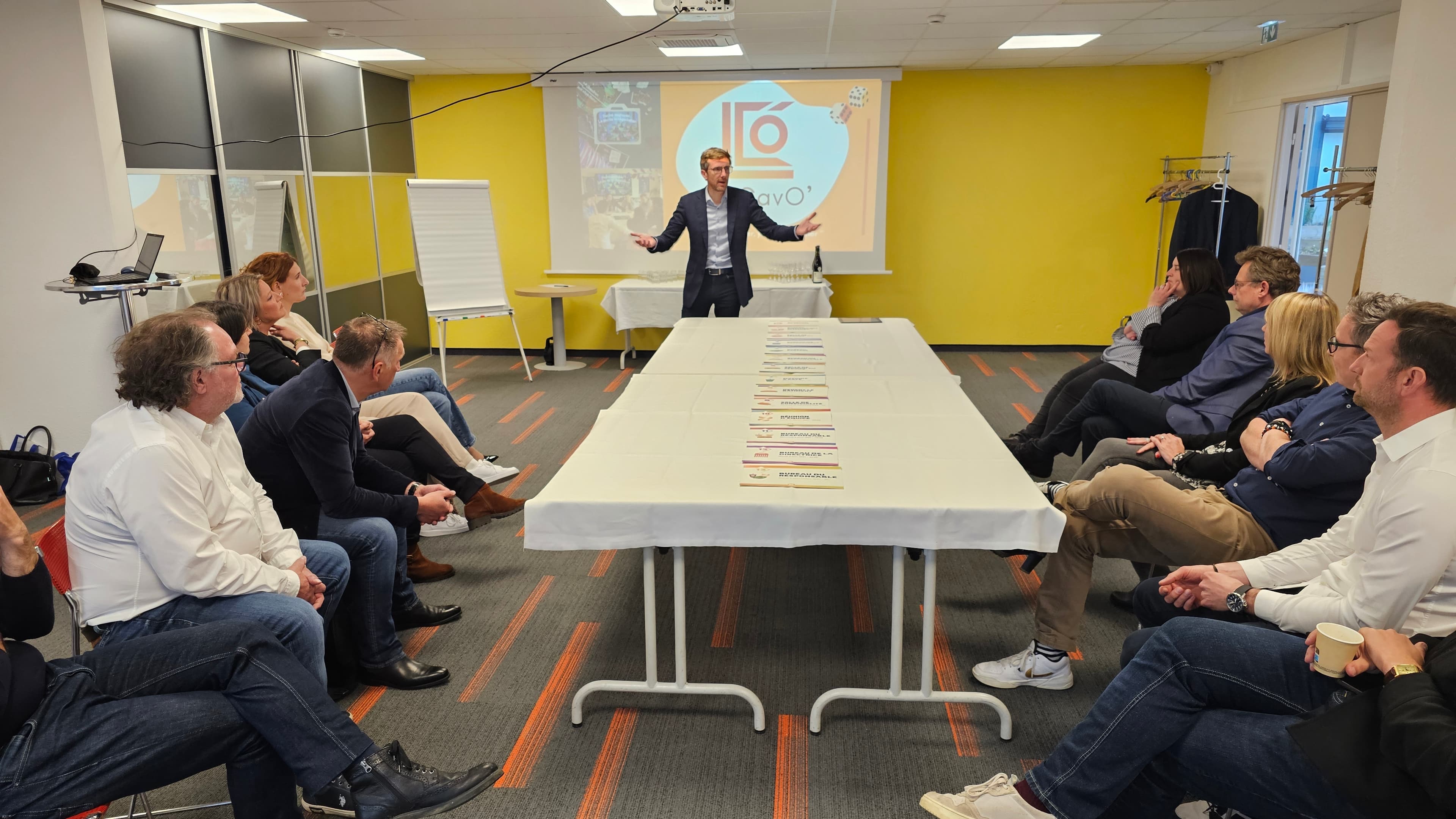 Intervenant LaCavO' animant une session de formation inter-entreprises devant un groupe de participants