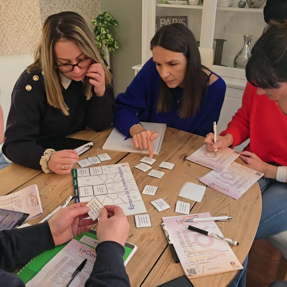 Participants autour d'un plateau de jeu pendant une formation