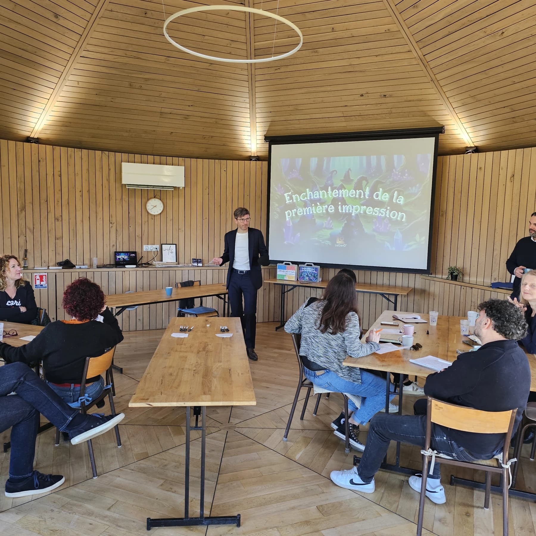 Atelier de formation à la négociation commerciale avec un formateur et des participants
