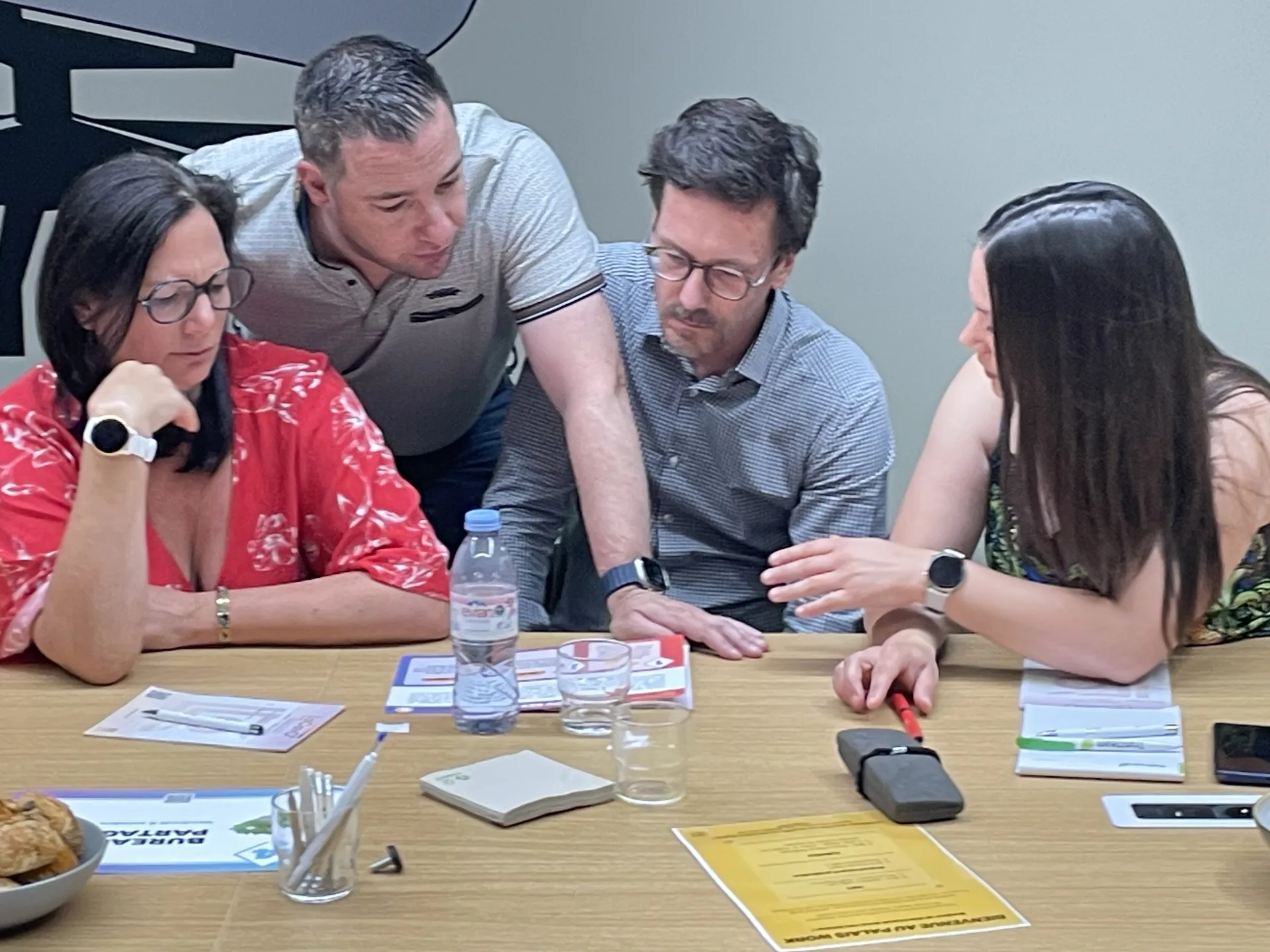 Participants réunis autour d'une table pendant une session animée par LaCavO'