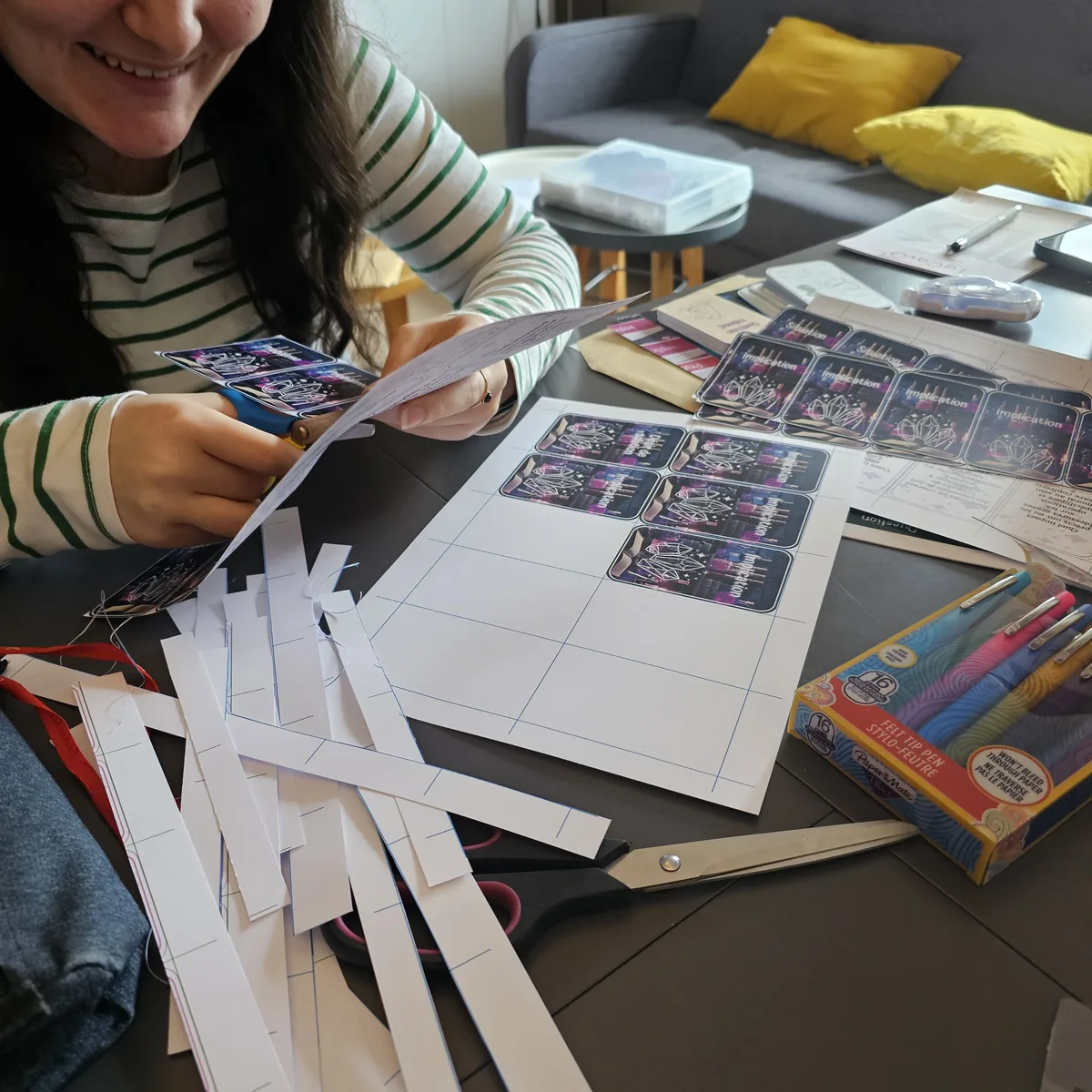 Découpe des cartes d'un prototype de jeu pédagogique lors d'un atelier de conception